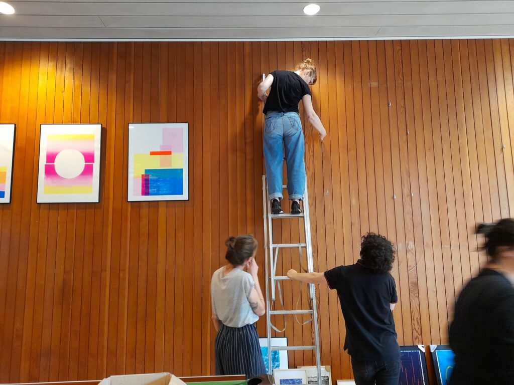 Exposition Après solaires, pendant l'installation de l'exposition par les artistes brestois.







