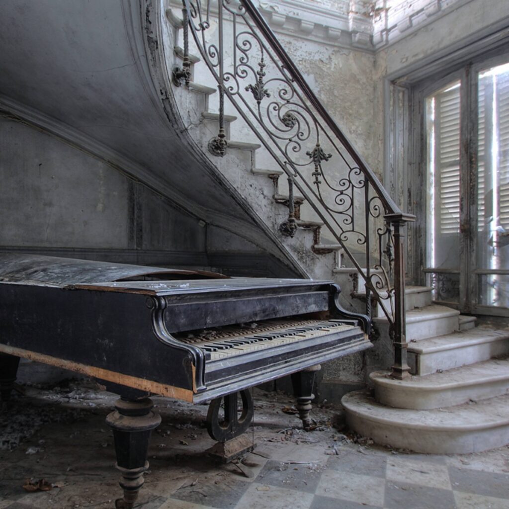 Extrait de l'exposition de Fabrice Dilezet, intitulé Urbex. Sur ce cliché, on peut voir un escalier avec une rembarde en fer forgé, un piano juste en bas. L'ensemble est remarquable mais plus entretenu.